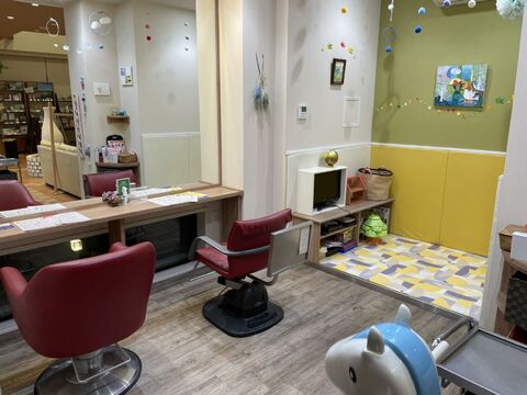 【交野市駅】≪月8日休み≫≪月給19.1万円≫≪社会保険完備≫≪営業中レッスンOK≫≪パートさんも歓迎≫一人暮らし手当もあり！着付けやまつエクも学べる！様々なイベントも盛り沢山で楽しいサロン！充実した福利厚生面で安心して永く働けるサロン！「モリワキ美容室 交野店（モリワキビヨウシツカタノテン）」からアシスタント（美容師）の求人☆★