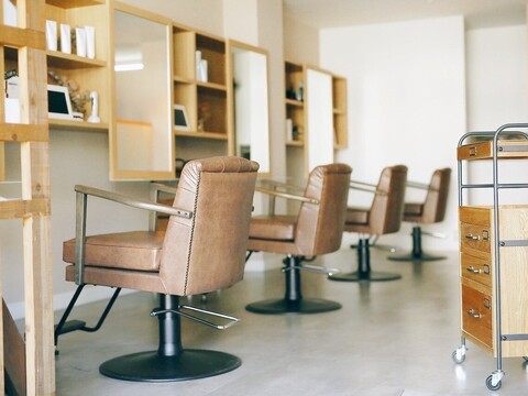 【桜本町】◆完全週休2日制・土日希望休可能・社会保険完備◆美容業界当たり前のブラックな部分を本気で排除したいと考えています。無駄な拘束を無くし、高い歩合率を実現！短い勤務時間で高額月給が可能です！「alfRed 桜本町店（アルフレッドサクラホンマチテン）」からスタイリスト（美容師）の求人☆★