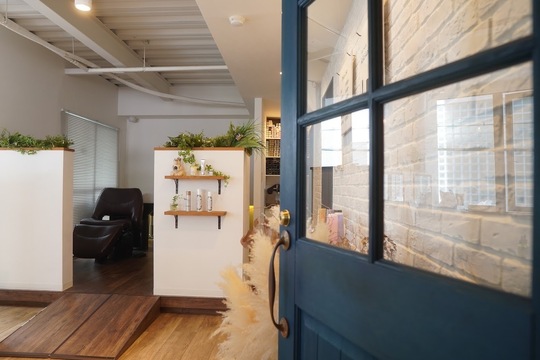 【神戸三宮】≪土日休みOK≫≪社会保険完備≫≪福利厚生充実≫正社員と業務委託を選べるので自分に合った働き方ができる環境！少人数制なのでマンツーマンでじっくり接客ができますよ！「kiki-kobe（キキコウベ）」からスタイリスト（美容師）の求人☆☆