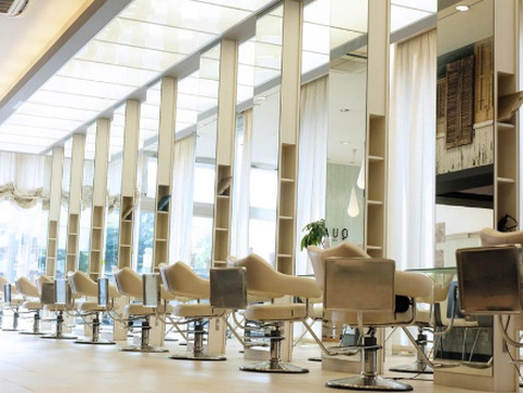 【立場】◆有給休暇あり・月8日休み・寮あり・社会保険完備◆安心の前職給与を半年保証♪一人ひとりが好きなことに挑戦し、トレンドを発信できます☆QUATRO 戸塚立場店（クアトロトツカタテバテン）からスタイリスト（美容師）の求人☆★