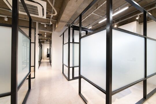 【六名】◆月最大40万円保証あり・土日休み可能◆某集客サイトゴールドプライズ！TVやSNSでも話題のオリジナルトリートメントが人気！平均12000〜15000円の単価で無理な入客をしなくても稼げるサロンです！「Rr SALON .OKAZAKI（アールサロンオカザキ）」からスタイリスト（美容師）の求人★☆