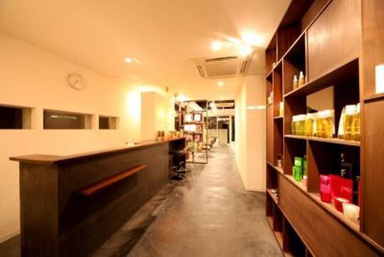 【高の原】月給23万円スタート！！≪完全週休二日制★日曜定休≫仕事とプライベートを両立させられる環境がバッチリ♪一人一人の意見を尊重してもらえるので、長く働きやすい環境ですよ！flan (フラン)からスタイリスト(美容師)の求人☆☆