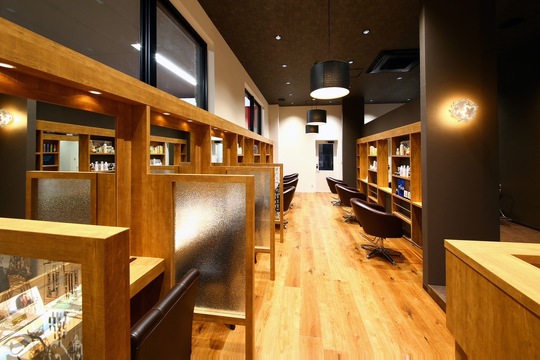 【大和高田駅】≪正社員・時短社員・パートOK≫≪社会保険完備≫≪年末年始休暇7日／夏季休暇5日≫≪有給休暇あり≫≪ママさん・ブランクのある方歓迎≫メリハリをつけてお仕事を楽しめる環境です！「贅沢ヘアカラー専門店 GLAND COLOR大和高田店（ゼイタクヘアカラーセンモンテングランカラーヤマトタカダテン）」からカラーリスト（美容師）の求人☆★