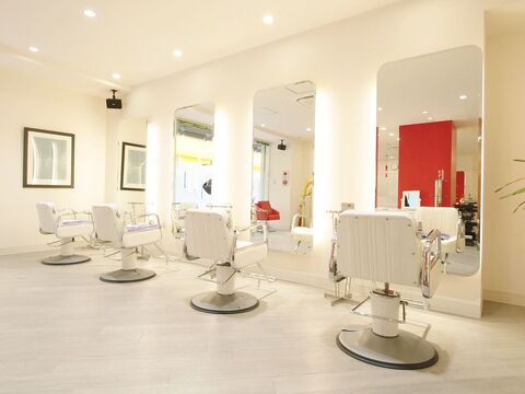 【JR明石駅】≪完全週休2日≫≪社会保険完備≫≪土日休み可能≫≪月給24万円スタート≫≪20時までの退勤可能≫≪パートは週1日から勤務可能≫しっかりしたバックアップ体制で働けます！リフレッシュ休暇最長2週間取得可能です！「la luna ALEX 明石店（ラルーナアレックスアカシテン）」からスタイリスト（美容師）の求人☆★