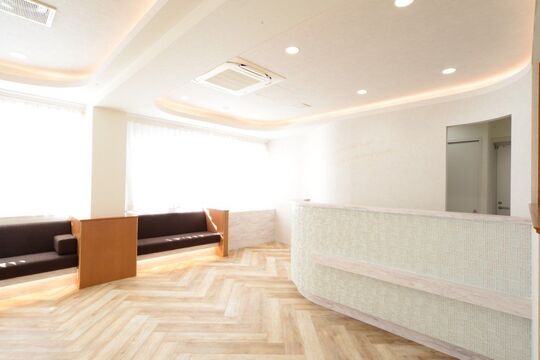 【久里浜駅】≪奨学金手当あり≫≪住宅手当あり≫≪最短2年でデビュー可能≫しっかり構成されたカリキュラムで、しっかり学べて、早くスタイリストデビューが可能！海外テイストのカラーなど、トレンドを押さえたオシャレサロン！Natural maleec（ナチュラルマリーク）」からアシスタント（美容師）の求人☆★