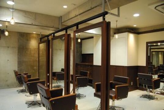 【阿倍野】努力次第で、早期デビューも可能です！！撮影やコンテストなどにも力を入れていきますよ！お客様と親密な関係を築くことで、居心地の良さにお客様のリピート率も〇「LAZY HOURS （レイジーアワーズ）」からアシスタント（美容師）の求人☆☆