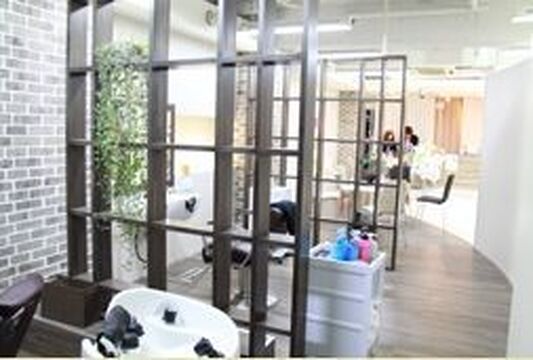 【大久保】≪有給休暇あり≫≪社会保険完備≫≪歩合でパートでも月給20万円以上可能≫「365日お客様をキレイに」がモットー！パート勤務も可能で女性が安心して長く働けるサロン「calyx 大久保店（ケイリクスオオクボテン）」からスタイリスト（美容師）の求人☆★