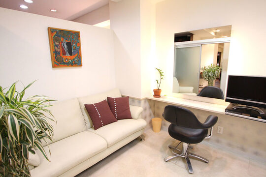 【甲子園】≪社会保険完備≫≪完全週休2日≫≪実働8時間≫≪平均3年でデビュー≫福利厚生が充実している中で確実にキャリアアップしていける環境！大阪・兵庫圏内で店舗展開しているサロン「BIGOUDI salon 甲子園（ビグディーサロンコウシエン）」からアシスタント（美容師）の求人★☆