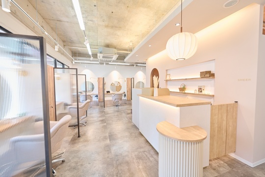 【綾瀬】◆産休育休実績あり・有給取得率100％・19時までに退勤可能・社会保険完備◆抜群の待遇がオススメポイント！半個室の店内で、ひとり一人のお客様としっかり向きえます。豊富な薬剤のラインナップがあります！「SHEER 綾瀬店（シアアヤセテン）」からスタイリスト（美容師）の求人☆★