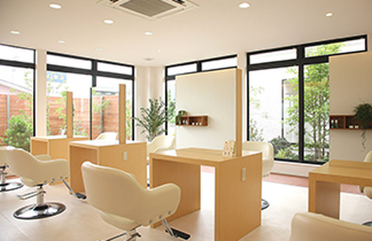 【浜松駅】◆日曜定休あり・平均17時退勤◆ありがとうがたくさん飛び交う暖かい雰囲気のサロンです！スタッフ同士は仲が良く、お客様との距離も近い！コミュニケーションを大切に、美容師を楽しめる「oazo 大柳店（オアゾオオヤギテン）」からアシスタント（美容師）の求人★☆