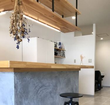 【徳力公団前駅】≪月休8日・社会保険完備・早上がりもあり・産休育休取得可能≫単価が高いので一人ひとりに寄り添った施術が可能！！少人数制の髪質改善サロン「Libre（リーブル）」からアシスタント（美容師）の求人☆★