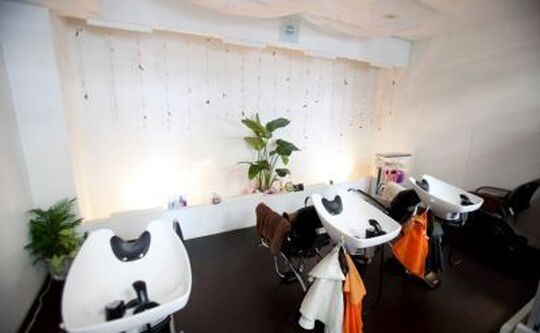 【香芝】◆◇社会保険完備◇◆スタッフさんが長く活躍できるような職場環境が整っているので、結婚や出産後にも帰ってくる方が多いんですよ★経験が浅くても、研修体制もバッチリなので安心してくださいね♪未経験、新卒生、通信生OK★OZ f [e.f] (オズエフ)からアシスタント(美容師)の求人☆★☆