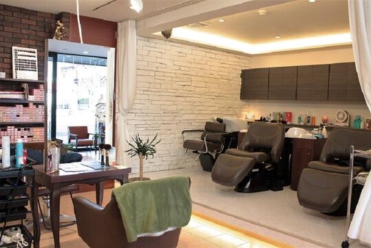 【若草】≪月休8日・社会保険完備・月給21万スタート・車通勤OK・平均退勤時間19:00〜19:30≫マンツーマンでお客様と関わるので技術に集中できます。正社員はもちろんパートで時短勤務も可能な地域密着型ヘアサロン「hair speciality flap（ヘアスペシャリティーフラップ）」からスタイリスト（美容師・理容師）の求人☆★☆