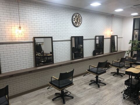 【河内山本】≪月給26.4万円〜≫≪（平日）時給1400円～（土日）時給1700円～≫≪月8日休み≫≪土日休みOK≫≪社会保険完備≫老若男女問わず幅広い客層から支持されるサロン！入客チャンスが多数あり経験をたくさん積めますよ！堅苦しいルールなどあまりないのであなたの個性を活かして働きませんか？「tane（タネ）」からスタイリスト（美容師）の求人☆★