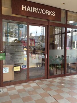 【南千里】≪残業ほぼナシ♪≫予約がなければすぐに帰れるのでプライベートも充実!!アットホームな雰囲気で長く働く事が出来る地域密着型サロン“HAIR WORKS（ヘアーワークス）”からスタイリスト（美容師）の求人☆☆