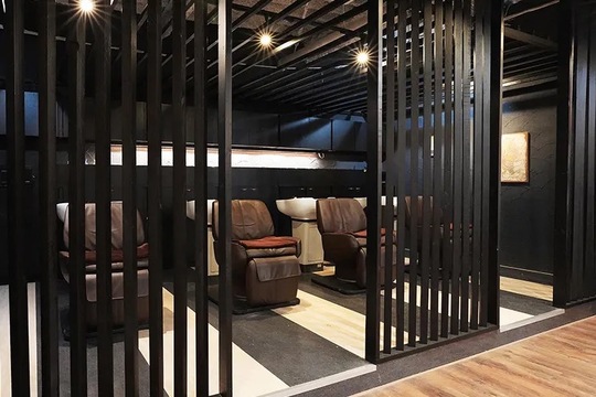 【金沢文庫】 保障給あり  完全マンツーマン  独立支援制度あり 住宅地に佇む地域に愛されるヘアサロン★完全歩合制 フリー44％／指名55％還元 により平均月収35万円以上!!!土日休みなどプライベート重視もOK★Anphi 金沢文庫（アンフィカナザワブンコ）からスタイリスト（美容師）の求人★☆