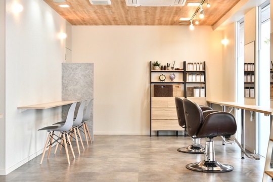 【庄内】≪社会保険完備／19時過ぎに退勤可能／土日休みも相談可能≫地域の方に愛され癒しサロン。のびのび働けてお休みの融通も聞いてもらえます！ブランクのあるママさん美容師も大歓迎！「ten colors（テンカラーズ）」からスタイリスト（美容師）の求人☆★