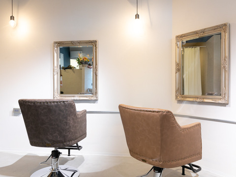 【JR吹田】≪月給20万円≫≪完全週休2日制≫≪20時退勤OK≫好条件で働ける！少人数制な地域密着型のヘアケア&髪質改善が人気なヘアサロン！「Loa（ロア）」からアシスタント（美容師）の求人☆★