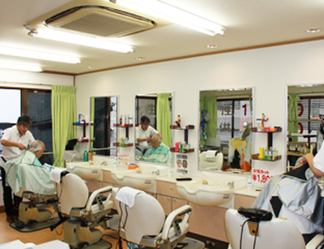 【王寺】≪集客バッチリ≫≪社会保険完備≫≪20時迄に退勤OK≫≪未経験OK≫子どもから年配の方まで幅広い年代のお客様が来店するサロンです！「髪工房 王寺本店（カミコウボウオウジホンテン）」から見習い・中習・技術者（理容師）の求人