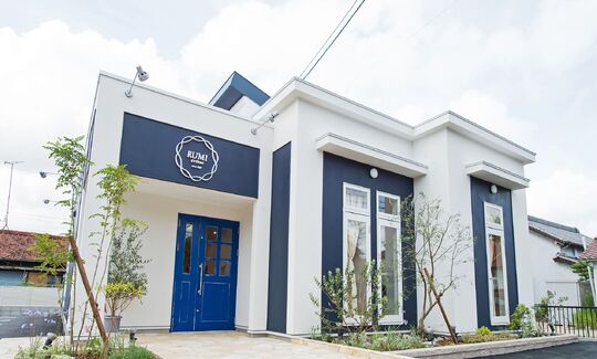 【刈谷市駅】≪完全週休2日制≫≪2年でデビュー可≫≪営業中レッスンOK≫≪土日レッスン禁止≫充実した休みとメリハリのある働き方、レッスンで毎日が楽しく働けるサロン！「RUMI emue（ルミエミュー）」からアシスタント（美容師）の求人☆☆