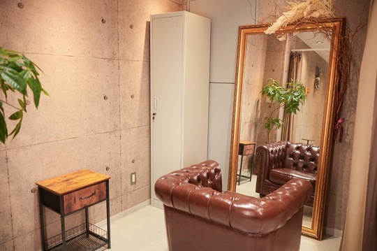 【淀屋橋】≪社会保険完備＆完全週休2日制≫≪全席個室≫スタイリストオンリーサロンの為、営業が終わればすぐに退社可能。客単価1万円以上の高単価サロン「and.here（アンドヒア）」からスタイリスト（美容師）の求人☆★☆