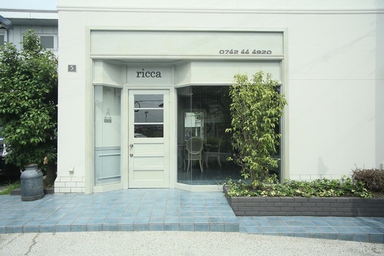 【大和西大寺】≪1日4時間以上～OK≫≪週1日の平日のみの勤務もOK≫アシスタント業務のみやりたいママさん美容師も歓迎！地域密着型の小規模サロン！幅広い年齢層のお客様の接客が出来るサロンです！「ricca hair make（リッカヘアーメイク）」よりアシスタント（美容師）の求人☆★