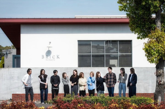 【大街道駅】≪完全週休二日制・社会保険完備・営業中のレッスンOK・早番遅番あり・産休育休制度あり・アイラッシュメニューあり≫トレンドを取り入れたメニューがあり入客チャンス多数！幅広い年代のお客様がご来店されるトータルビューティーサロン「BRICK HAIR&SPA 松山（ブリックヘアアンドスパマツヤマ）」からアシスタント（美容師）の求人☆★