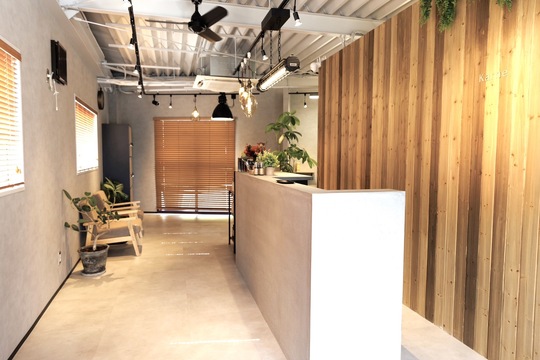 【和泉中央】≪完全週休2日・土日休みOK≫≪実働8時間≫≪有給休暇あり≫≪営業中レッスンOK≫平均18時半退勤なのでプライベートも充実！、カウンセリングからしっかりとしていき、1人ひとりに合わせた施術をしていきます。ドライカットがウリのサロン！「Karne（カルネ）」からアシスタント（美容師）の求人☆★☆