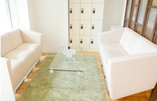 【河内花園】≪社会保険完備&月1回の日曜日定休あり≫シーズン毎での撮影にも取り組み、郊外からトレンドを発信していきますよ！お客様とスタッフの距離も近い駅前のトータルビューティーサロン。「abije（アビエ）」からスタイリスト（美容師）の求人☆★☆