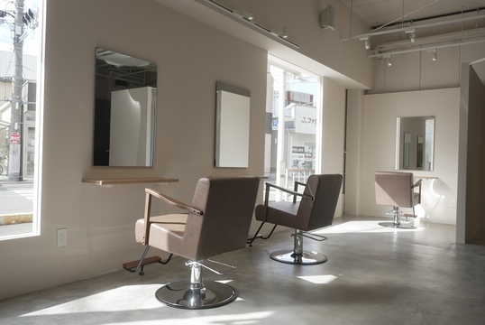 【高槻市駅】≪完全週休二日≫≪第1,3日曜休み≫≪社会保険完備≫≪自転車支給あり≫≪パートのママさん美容師も歓迎≫毎月100名以上の新規のお客様が来店されるため入客チャンスには困りません！カットカラーの施術枠は2時間枠！ゆとりを持った施術枠で入客して行けるサロン「rive gauche（リヴゴーシュ）」からスタイリスト（美容師）の求人☆★☆