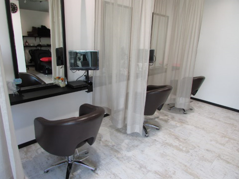 【樽井】≪月給25万円～≫≪完全週休2日制≫≪社会保険完備≫≪土日休みOK≫スタイリッシュな店内で一緒に楽しく働きましょう！退社後の時間も有効活用できる環境です。「ROYAL KING（ロイヤルキング）」からスタイリスト（美容師）の求人★☆