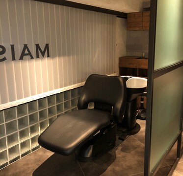 【横浜駅】≪自由出勤制≫≪中番OK≫≪マンツーマン接客≫健康な頭皮と綺麗な髪を育てるエイジングケアサロン！稼ぎたい方、自分のペースで仕事したい方どちらも歓迎です！「MAISON （メゾン）」からスタイリスト（美容師）の求人☆★☆