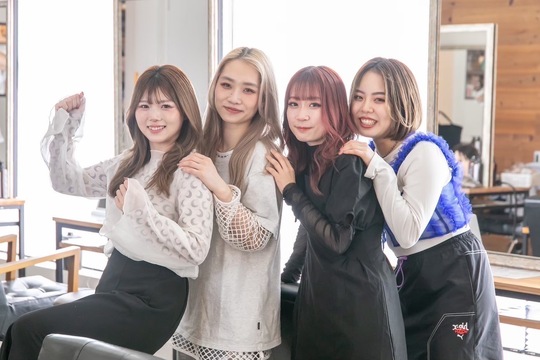 【笠原町】≪社会保険完備≫≪20時までに退勤可能≫≪パート・アルバイトの方も歩合給あり≫≪ヘアショーや全国大会への出場も可能≫明るく楽しい職場環境で自分の腕を磨きたい方にオススメなサロンです！「Hair design petit-pas（ヘアーデザインプティパ）」からスタイリスト（美容師）の求人★☆