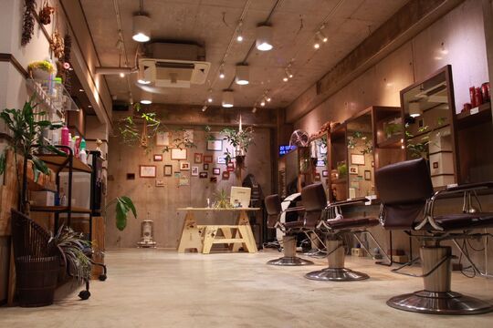 【六甲道】国民健康保険半額負担あり！緑が多くカフェのような落ち着いた雰囲気のお店です！実践で学びながら成長できるサロン！“4H＋（フォーエイチプラス）”からアシスタント（美容師）の求人☆★