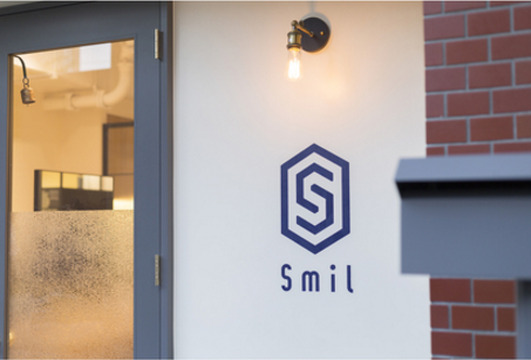 【谷町四丁目】≪19万円スタート≫≪未経験・通信生・新卒生OK≫営業中の空いた時間でレッスン！オーナーさんからマンツーマンで技術指導してもらえる環境です！ヘアケアや癒しメニューにも力を入れており、お客様がゆったり過ごせる美容室「Smil（スミール）」からアシスタント（美容師）の求人☆★☆