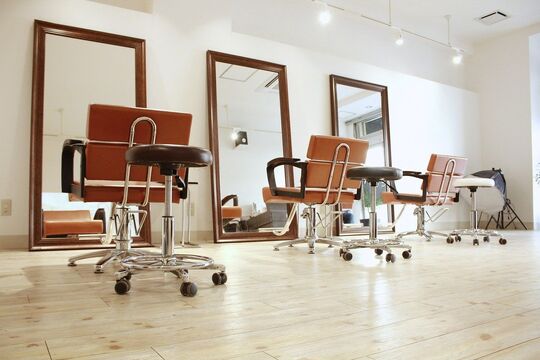 【天神橋筋六丁目】≪完全週休2日制≫≪20時台に退勤可能≫≪社会保険完備≫≪正社員・業務委託から働き方を選べる！≫自分のライフスタイルに合わせたサロンワークが可能！頑張りを評価してもらえるお店「DRAMA HAIR DESIGN STUDIO（ドラマヘアデザインスタジオ）」からスタイリスト（美容師）の求人★☆