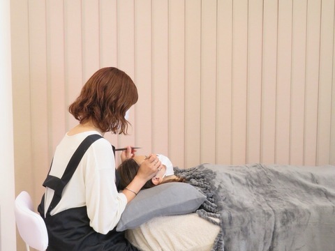 【松橋】≪自由出勤・髪型ネイル自由・月給53万円の支給実績あり・選べる働き方・社会保険完備・アイブロウメニューあり・集客に自信あり≫業務委託大歓迎！！幅広いメニューと丁寧なカウンセリングが多くの女性に愛されるサロン「eyebrow&eyelash LINC.（アイブロウアンドアイラッシュリンク）」からアイリスト（まつげエクステ・まつげパーマ・アイブロウ）の求人☆☆