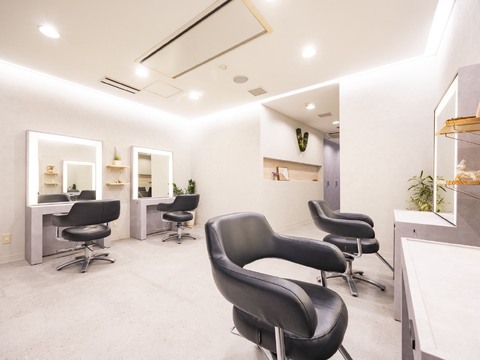 【心斎橋】◆髪質改善特化サロン・完全週休2日制・19時までに退勤可能・平均2年でデビュー・土日休み相談OK・夏季年末年始休暇あり◆ストレスを感じず楽しく働ける環境！トレンドの商材を取り入れた髪質改善特化サロン「VAIRON（バイロン）」からアシスタント（美容師）の求人☆★