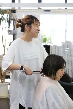 【暘谷駅】≪社会保険完備・基本残業なし・ネイルやアイラッシュメニューも学べる≫あなたのライフスタイルに合わせた働き方が選択可能！！幅広いメニューが幅広い年代のお客様に愛されるヘアサロン「canna CANNA 日出店（カンナカンナヒジテン）」からスタイリスト（美容師）の求人☆★
