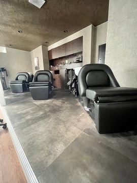 【堺東】≪業務委託・正社員選択OK≫≪保障給最大35万円≫≪フリー45％／指名50％還元≫≪正社員なら社会保険完備≫≪単価8000円以上≫豊富な薬剤を揃える人気ヘアサロン！！ハイライトやグラデーションなどのデザインカラーが大人気です！「_WHITE 堺東店（アンダーバーホワイトサカイヒガシテン）」からスタイリスト（美容師）の求人☆★