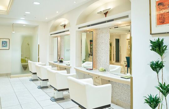 【中之島】≪完全週休2日制≫≪実働8時間≫≪社会保険完備≫憧れのブライダル業界で働ける！！美容室でのサロンワーク、ブライダルのヘアメイクでも勤務出来る体制です！！「MON REVE TSUBOUCHI リーガロイヤルホテル（モンレーブツボウチリーガロイヤルホテル）」からスタイリスト（美容師）の求人☆☆