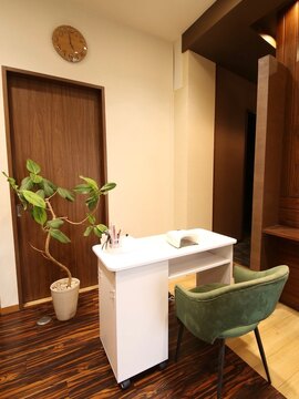 【鶴橋】≪希望休全日OK≫≪月2～3回土日休みOK≫≪土日祝は営業19時まで≫≪髪色ネイル自由≫≪有給休暇取得率100％≫≪16時迄の勤務OK≫仕事もプライベートもどちらも両立する事が可能な環境「LOWE nailsalon（ローネイルサロン）」からネイリスト（ネイル）の求人★