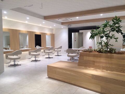 【深江橋】≪社会保険完備＆完全週休二日制≫新規やフリーのお客様が多いので、入客チャンスはバッチリ！！snsを使っての集客も抜群なので、ノウハウが学べます！ヘアーショーでも活躍されるオーナーさんの下で一緒に成長していきましょう！「Gran（グラン）」からスタイリスト（美容師）の求人☆★☆