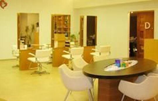 【豊中・島江】通信生OK☆幅広いお客様が来られる地域密着サロン！優しいスタッフさんとあたたかい雰囲気が自慢です♪アシスタント（美容師）の求人☆☆