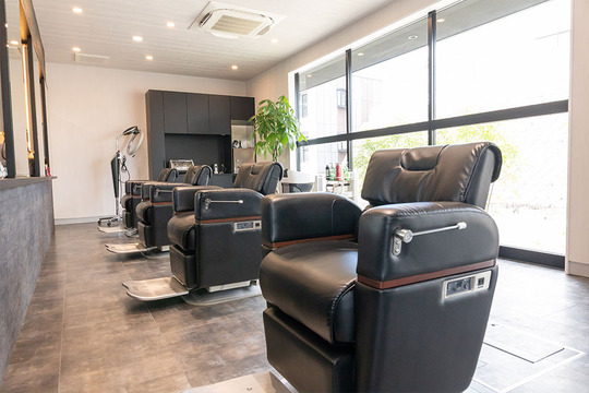 【舞松原】≪社会保険完備・完全週休二日制・毎週2連休・早期スタイリストデビュー可能・有給休暇あり≫手厚い好待遇に加え、自分の時間も大切にできます！幅広い技術が学べお仕事がいまよりきっと好きになるアットホームなバーバーショップ「HAIR SALON IZUMI（ヘア サロン イズミ）」からアシスタント（理容師）の求人★☆