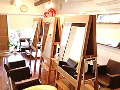 【JR岸辺】≪平均退社20時台≫≪夏季冬季休暇あり（各5日）≫入客チャンスあり！駅チカで通勤もラクラク！地域密着なので1人1人のお客様を丁寧に施術できますよ！ネイルも併設の地域密着型のサロン「primeworks（プリムワークス）」からスタイリスト（美容師）の求人☆★☆