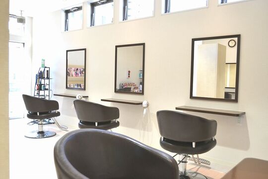 【JR福工大前】≪社会保険完備≫≪完全週休2日制≫≪月給21万円～≫ヘアーケア・エイジングケアに力を入れお客様と長いお付き合いをしている「Neivs Hair 福工大駅前店（ネイヴスヘアーフッコウダイエキマエテン）」からスタイリスト（美容師）の求人☆★