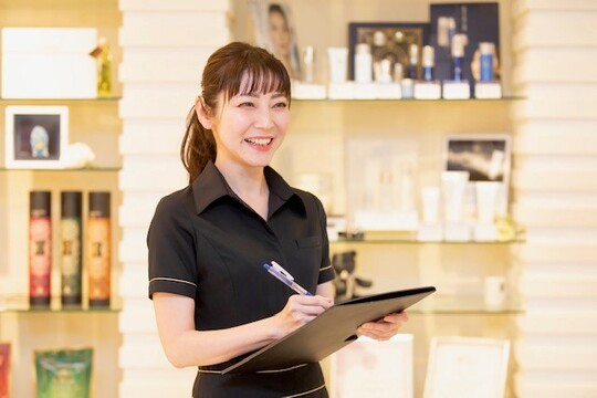 【烏丸】≪社会保険完備≫≪有給・夏季冬季休暇あり≫≪福利厚生充実≫様々なメニューを取り揃えています！安心して働けるよう福利厚生が充実しています！「オリエンタル・スタイル烏丸店（オリエンタルスタイルカラスマテン）」からエステティシャンの求人☆☆