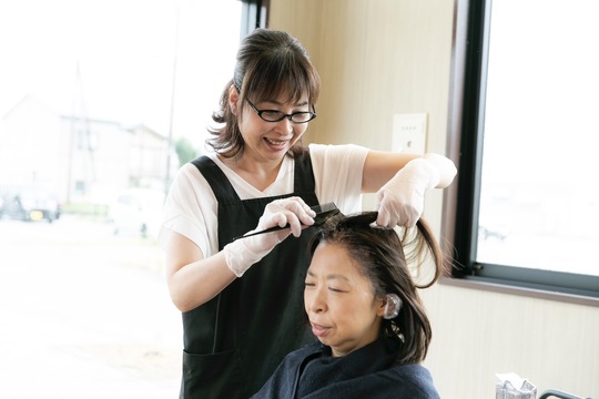 【高宮駅】≪営業時間18時まで・残業なし・完全週休二日制・女性オンリーサロン・セルフブロー≫子育てしながらも、働きやすい環境！急なお休みなどにも対応できるようにしてます！お仕事はシャンプー&カラー施術のみで幅広い世代のお客様から愛されるカラー専門店「COLOR PLUS 高宮店（カラープラスタカミヤテン）」からカラーリスト（美容師）の求人☆☆