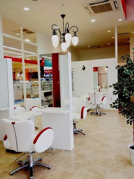 【膳所】◇◆社会保険完備◆◇休日数や退社時間など、プライベートも大切にしていける環境です♪リーズナブルな価格で、幅広い年齢層のお客様に愛されるONE UP バロー大津店（ワンナップバローオオツテン）からスタイリスト・Jr.スタイリスト（美容師）の求人☆★